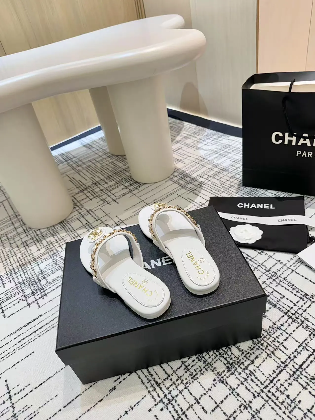 👟👟Ex-factory price 480👟👟 Top version Chanel Chanel - 2025 spring model, counter top double C sandals, this classic design; the extraordinary double C incorporates a variety of color elements... The diversified mix and match is very beautiful and versatile, very light on the foot, comfortable, super delicate and elegant, and can be used outdoors... ꫛꫀꪝ Go➫ Material: ❶Upper made of: Original imported sheepskin ❷Inner lining: Original sheepskin lining ❸Outsole based on: Original Italian genuine leather outsole Counter boutique packaging complete set for women 35–40 (customized for 41) 3 colors available (black, white, apricot)